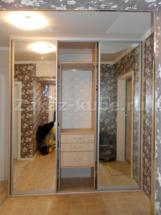 Фото шкафа с 3 зеркальными дверями